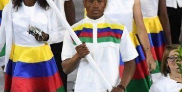 Η εργαζόμενη στο Ολυμπιακό Χωριό κατήγγειλε ότι την άρπαξε βίαια και επιχείρησε να τη φιλήσει 