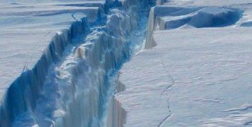 H μεγάλη ρωγμή που «κόβει» ένα μεγάλο τμήμα της παγοκρηπίδας Λάρσεν θα δημιουργήσει ένα τεράστιο παγόβουνο 
