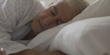 Ο πολύς ύπνος των ηλικιωμένων πάνω από εννέα ώρες το βράδυ μπορεί να αποτελεί πρώιμη ένδειξη άνοιας