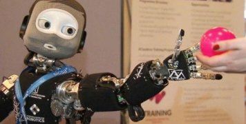 Mπορεί να κάνει αγκαλιές, ακόμη και high-five 