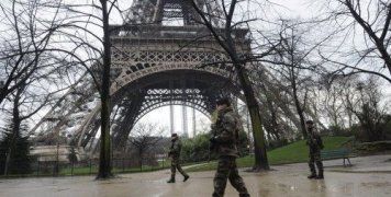 Η Γαλλία φτιάχνει αλεξίσφαιρο, γυάλινο τοίχο γύρω από τον Πύργο του Άιφελ λόγω τρομοκρατίας  Οι αρχές αποφάσισαν να αντικαταστήσουν τον μεταλλικό φράκτη που υπάρχει σήμερα με έναν νέο από γυαλί