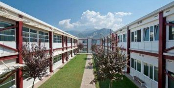 Δύο προπτυχιακού και πέντε μεταπτυχιακού επιπέδου 