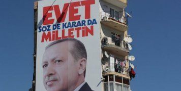 Οι δημοσκοπήσεις δείχνουν αμφίρροπη μάχη στο δημοψήφισμα της 16ης Απριλίου για την ενίσχυση των εξουσιών του Ρετζέπ Ταγίπ Ερντογάν