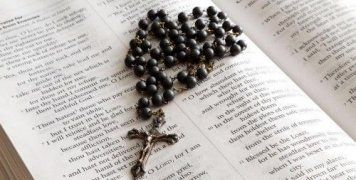 ΗΠΑ: Επισκοπή κήρυξε πτώχευση για να αποζημιώσει δεκάδες υποθέσεις παιδικών σεξουαλικών κακοποιήσεων  Τουλάχιστον ακόμα 15 αμερικανικές καθολικές περιφέρειες και θρησκευτικά τάγματα κατέφυγαν στο Άρθρο 11, εξαιτίας σκανδάλων σεξουαλικής κακοποίησης