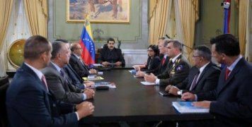 Το Ανώτατο Δικαστήριο ανακάλεσε την απόφασή του να απεκδύσει από τις εξουσίες του το ελεγχόμενο από την αντιπολίτευση Κοινοβούλιο 