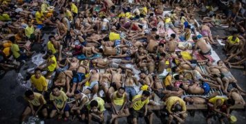 Στη φυλακή «Quenzon City» στις Φιλιππίνες στοιβάζονται 3.800 κρατούμενοι, επιβιώνοντας κάτω από άθλιες συνθήκες 