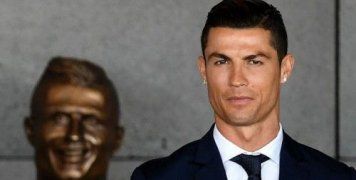 Ο διάσημος ποδοσφαιριστής φωτογραφήθηκε περιχαρής μπροστά από την μπρούτζινη προτομή που κοσμεί πλέον το «Aeroporto Cristiano Ronaldo» της Πορτογαλίας