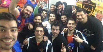 Οι παίκτες της Ένωσης Λαγκάδας/Συκιάδας πανηγυρίζουν μαζί με τον προπονητή τους, Μιχάλη Μπουμπούλη, για τη σημαντική νίκη επί του Φ.Ο. Βροντάδου το βράδυ του Σαββάτου για την Α’ Κατηγορία μπάσκετ Ανδρών.