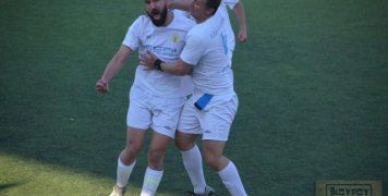 Ο Κώστας Χριστοφής πανηγυρίζει με τον συμπαίκτη του Αλέξη Σοβατζή για το γκολ που σημείωσε, με το οποίο ο Κανάρης πήρε το τρίποντο απέναντι στον Ηρακλή Θυμιανών. Φωτό: www.sportschios.gr