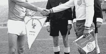 Ο Μίμης Δομάζος και ο Γιόχαν Κρόιφ ανταλλάσσουν αναμνηστικά πριν την έναρξη του αγώνα των εθνικών ομάδων Ελλάδος και Ολλανδίας το 1972. «Ο Κρόιφ δεν έτρεχε, περπατούσε στον αέρα», έχει πει ο Στρατηγός του Ελληνικού Ποδοσφαίρου για το θρύλο του Παγκόσμιου Ποδοσφαίρου.