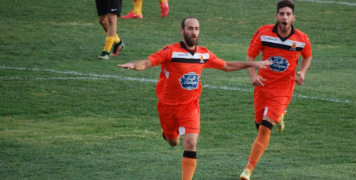 Ο 26χρονος μέσος Βαγγέλης Παπουτσής, που ήταν από τους κορυφαίους του Α.Ο. Λουτρακίου στο παιχνίδι του Σαββάτου, πανηγυρίζει για το τέρμα που πέτυχε και με αυτό άνοιξε ο δρόμος για την επιτυχία της ομάδας του απέναντι στον Κανάρη.