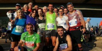 Στο φωτογραφικό στιγμιότυπο μια παρέα από αυτούς που πήραν μέρος στη φετινή διοργάνωση και χάρηκαν τη συμμετοχή τους. Στο κέντρο διακρίνεται και ο πρώην διαιτητής της Σούπερ Λίγκα, Νικήτας Ντάτης, που είναι εδώ και χρόνια από τους υποστηρικτές, έμπρακτα μάλιστα, του δρομικού κινήματος.