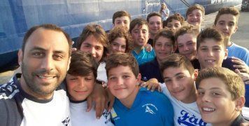 Τα παιδιά του Ν.Ο. Χίου με τον Αντώνη Μισετζή σε μια selfie στο λιμάνι της Χίου, την Τετάρτη 13 Ιουλίου, την ημέρα της αναχώρησης για την Αθήνα για να συμμετάσχουν στην τελική φάση. Στα πρόσωπα όλων φαίνεται η σιγουριά και η αποφασιστικότητα ότι θα κυνηγήσουν την επιτυχία, κάτι που κατάφεραν!