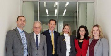 Τον νέο γενικό διευθυντή Α. Γερονικολάου (τρίτος από αριστερά) πλαισιώνει το management team της Αθηναϊκής Mediclinic: Κ. Ζουντουρίδης οικονομικός διευθυντής, Dr. Α. Ντεριάν διευθυντής ιατρικής υπηρεσίας, Ν. Θωμοπούλου διευθύντρια υγειονομικών υπηρεσιών, Ε. Κουτάντο, διευθύντρια λειτουργιών και Ε. Αδαμοπούλου, προϊσταμένη εμπορικής διεύθυνσης.