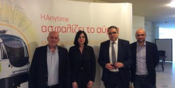 Από αριστερά, Οδυσσέας Ράπτης, διευθύνων σύμβουλος της e-trikala, η Χριστίνα Καραμπέρη, στέλεχος της e-trikala, Πάνος Κούβαλης, διευθυντής  underwriting αυτοκινήτου και ο Χάρης Καλλιάρας, υπεύθυνος επικοινωνίας και προβολής e-trikala.