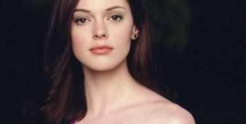 H Rose McGowan καταγγέλλει ότι έπεσε θύμα βιασμού από διευθυντή κινηματογραφικού στούντιο του Χόλιγουντ  H 43χρονη ηθοποιός υποστηρίζει ότι τη συμβούλεψαν να μην καταθέσει μήνυση επειδή έχει παίξει σε ερωτική σκηνή και θα έχανε την υπόθεση