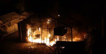 Δεκάδες πυρκαγιές και βροχή από πέτρες, επί ποδός ΜΑΤ και Πυροσβεστική