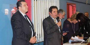 Ο Χαρίλαος Κουτσουράδης υπήρξε για πολλά χρόνια πρόεδρος της Τοπικής Επιτροπής Βόλεϊ του νησιού μας, στο φωτογραφικό στιγμιότυπο διακρίνεται με τον πρόεδρο της ΕΟΠΕ Αχιλλέα Μαυρομμάτη.