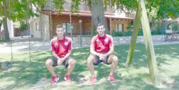 Ο «νέος» και ο «παλιός» της ομάδας Κ20. Έτσι αναφέρεται η επίσημη ιστοσελίδα του Ολυμπιακού στη σχετική ανάρτησή της για τον «νέο» Γιώργο Ξύδα αλλά και τον «παλιό» Άντριτ Τόλι, που μίλησαν για τα όνειρα και τους στόχους τους με τη φανέλα του θρύλου. Ο Τόλι που είναι στόπερ (διεθνής με τις μικρές Εθνικές της Αλβανίας) βρίσκεται εδώ και 7 χρόνια στις τάξεις του Ολυμπιακού σε αντίθεση με το χιώτη άσο που φοράει εδώ και λίγους μήνες τη φανέλα του συλλόγου του Πειραιά.  Φωτό: www.olympiacos.org