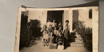 Φωτογραφία του 1968 με τους τελευταίους μαθητές του σχολείου Λεπτοπόδων