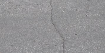 Αυτή ρωγμή είναι κάθετη με τον δρόμο