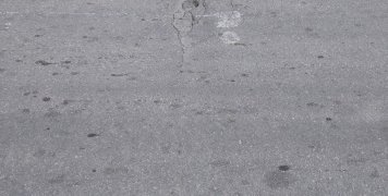 Και αυτή η ρωγμή είναι κάθετη αλλά έχει βυθιστεί και το οδόστρωμα