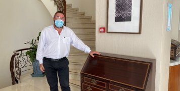 Ο Γιάννης Νέος στο γραφείο της Μυρτώς Χανδρή