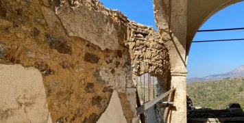 Ο τοίχος έφυγε, το υπόλοιπο κτίσμα είναι στον αέρα Ο τοίχος έφυγε, το υπόλοιπο κτίσμα είναι στον αέρα