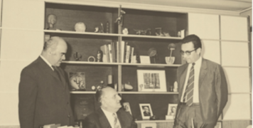 Στιγμιότυπο από την ιστορική υπογραφή της σύστασης της εταιρείας πριν 50 χρόνια, από τον Αλ. Ταμπουρά και τον Δημήτρη Κοντομηνά.