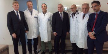 O Willem van Duin, πρόεδρος της ACHMEA (αριστερά) με τον Γιάννη Καντώρο, διευθύνοντα σύμβουλο της INTERAMERICAN (δεξιά) και τον Γιώργο Βελιώτη, γενικό διευθυντή ασφαλίσεων ζωής και υγείας (κέντρο) και ιατρούς του πολυϊατρείου MEDIFIRST. O Willem van Duin, πρόεδρος της ACHMEA (αριστερά) με τον Γιάννη Καντώρο, διευθύνοντα σύμβουλο της INTERAMERICAN (δεξιά) και τον Γιώργο Βελιώτη, γενικό διευθυντή ασφαλίσεων ζωής και υγείας (κέντρο) και ιατρούς του πολυϊατρείου MEDIFIRST.