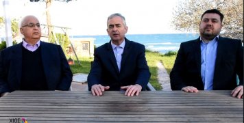 Ο υποφήφιος Γ. Καραβασίλης πλαισιούμενος από τους Γιώργη Καλλέργη και Γιώργη Μελέκο με έντονη δραστηριότητα στην Παγχιακή Επιτροπή Αγώνα για το προσφυγικό