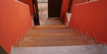 Οι μπροστινές σκάλες είναι πολύ απότομες και από το πίσω μέρος είναι προσβάσιμος μόνο σε... 4χ4