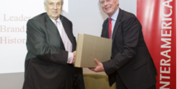 Ο Willem van Duin, Πρόεδρος της ACHMEA, μητρικής της INTERAMERICAN, επιδίδει το «λεύκωμα των αναμνήσεων» στον Δημήτρη Κοντομηνά. Ο Willem van Duin, Πρόεδρος της ACHMEA, μητρικής της INTERAMERICAN, επιδίδει το «λεύκωμα των αναμνήσεων» στον Δημήτρη Κοντομηνά.
