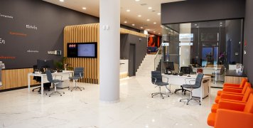 Το εσωτερικό του καταστήματος Χίου της Παγκρήτιας Τράπεζας Το εσωτερικό του καταστήματος Χίου της Παγκρήτιας Τράπεζας