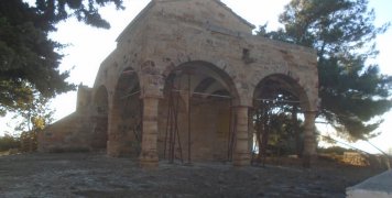 Ο πύργος που καταρρέει δίπλα στην εκκλησία του Άι Γιαννιού στα Θυμιανά