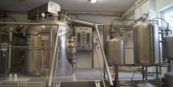 Ενώ δίπλα γίνεται απόσταξη μαστιχελαίου