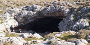 Χαμόσπηλος. Σπηλιά καταφύγιο για βοσκούς. Εδώ η γυναίκα του Γιώργου Γιόμελου (Κάνης) γέννησε το παιδί της το 1950
