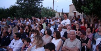 Γέμισε κόσμο η αυλή των Οθωμανικών Λουτρών