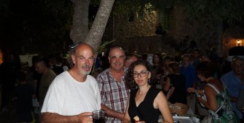 Οι Ολυμπούσοι με το κατακόκκινο κρασί τους