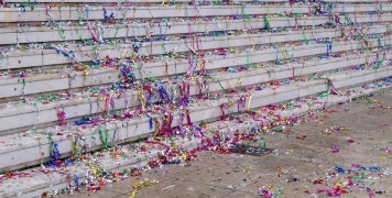 Τα σκαλιά του Ομηρείου μετά την... τελετή Τα σκαλιά του Ομηρείου μετά την... τελετή