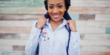 Ποιο είναι το κατάλληλο γυναικείο πουκάμισο για ένα κουστούμι ανδρικού τύπου;