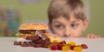 Αγοράκι κοιτάζει ανθυγιεινές λιχουδιές