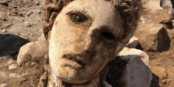 η μαρμάρινη κεφαλή του θεού Διόνυσου