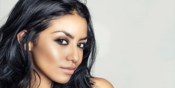 μελαχρινή γυναίκα