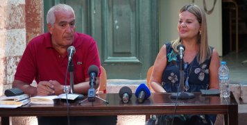 Ο Πρόεδρος του Ε.Σ. της Βιβλιοθήκης "Κοραής" με την κα Αργυρώ Μαντόγλου
