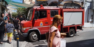 Πολλοί περίεργοι έξω από το Απλώ