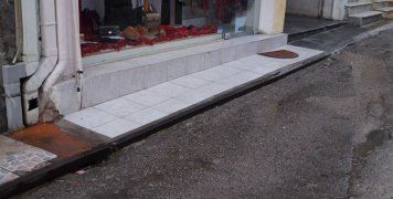 Πλακάκι... χειρουργείου στο πεζοδρόμιο Πλακάκι... χειρουργείου στο πεζοδρόμιο