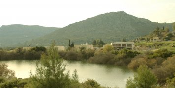 Το Κάστρο των Απολίχνων από μακριά Το Κάστρο των Απολίχνων από μακριά