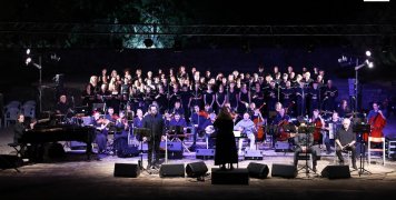 Το "Άξιον Εστί" μάγεψε τους εκατοντάδες θεατές στον Καστρομηνά Το "Άξιον Εστί" μάγεψε τους εκατοντάδες θεατές στον Καστρομηνά