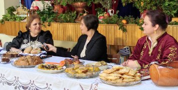 Η Ειρήνη Αναγνώστου, που εκτελούσε χρέη παρουσιάστριας, ανάμεσα σε Καίτη και Γεωργία Χούλη